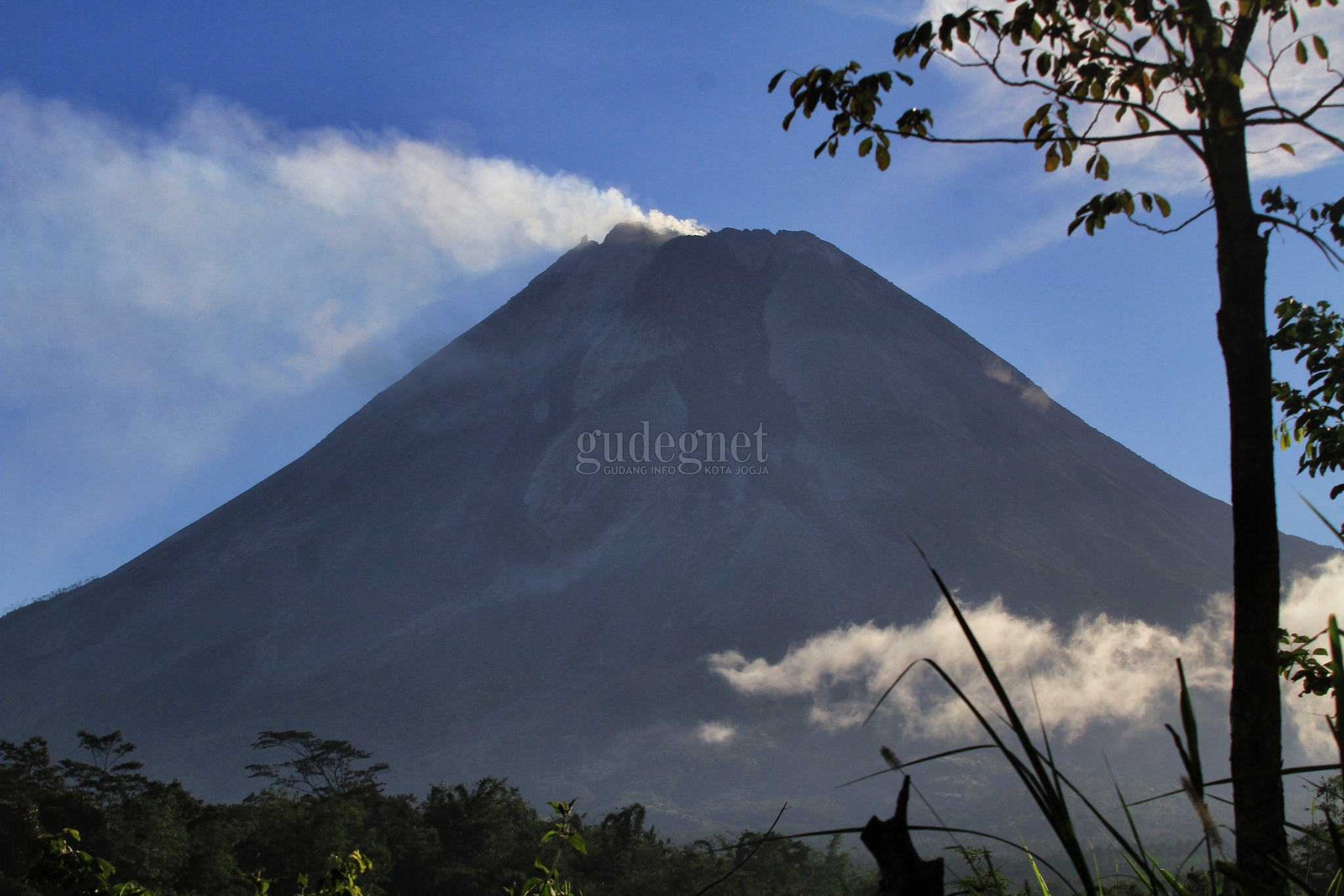 Hingga Siang Merapi Luncurkan Tiga Kali Awan Panas