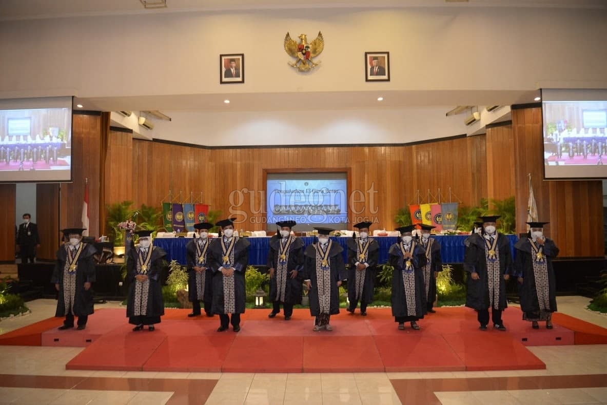 UNY Kukuhkan 13 Guru Besar