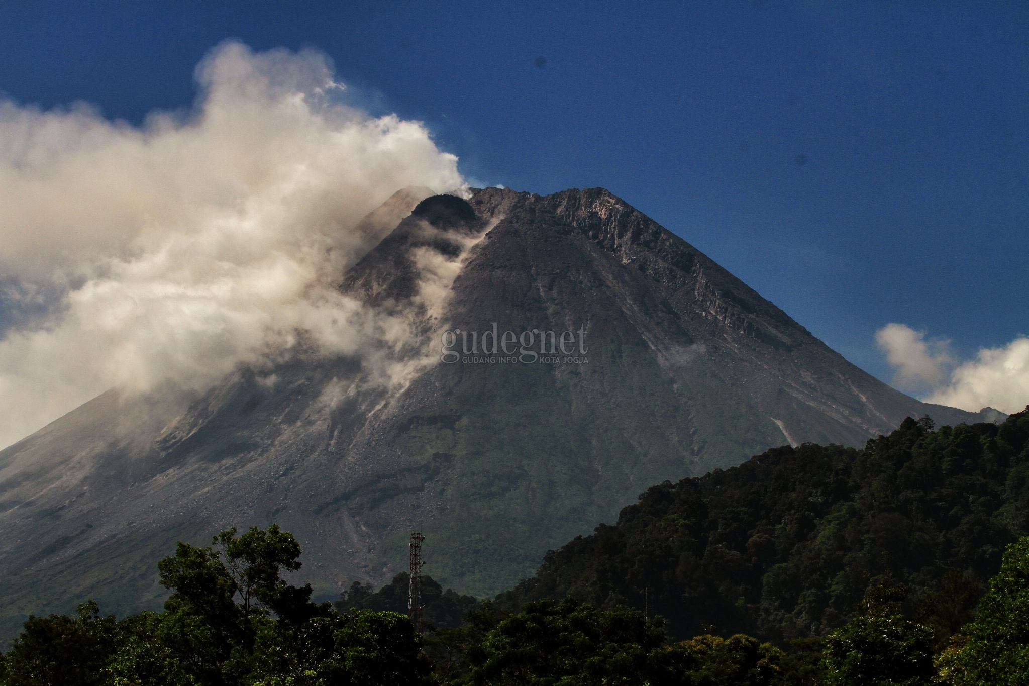 Merapi Muntahkan Awan Panas, Jarak Luncur 2 Km Arah Tenggara