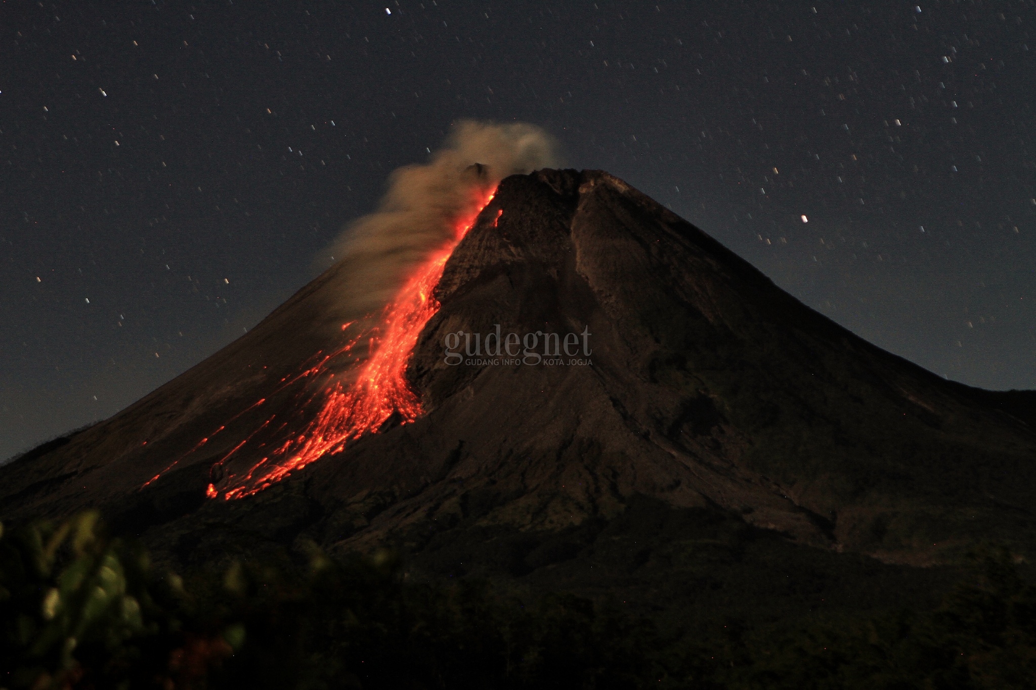 Merapi Keluarkan 160 Kali Guguran Lava Pijar Dalam Sepekan