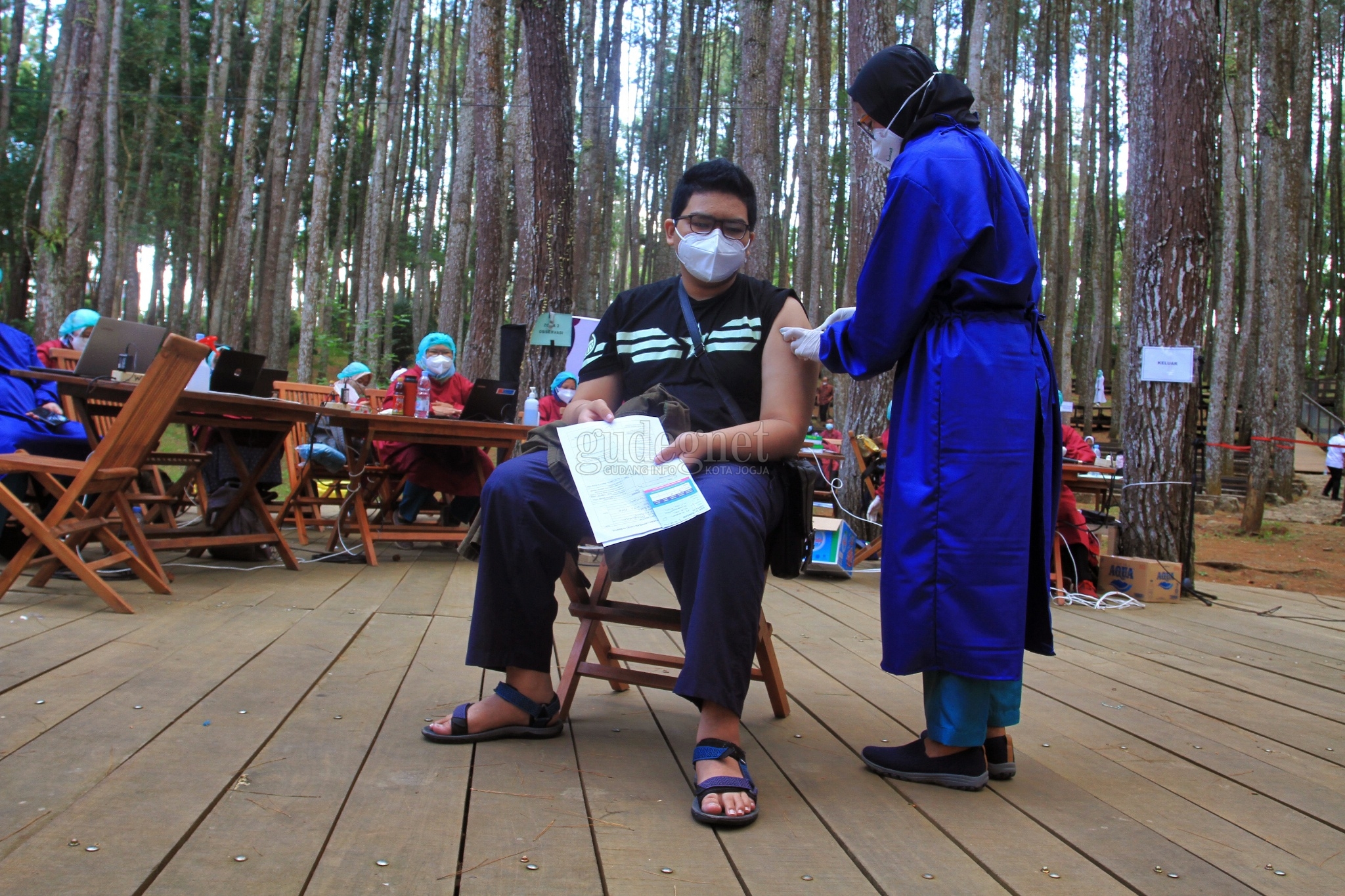 Berikan Suasana Beda, Pemkab Bantul Gelar Vaksinasi Di Hutan Pinus Mangunan