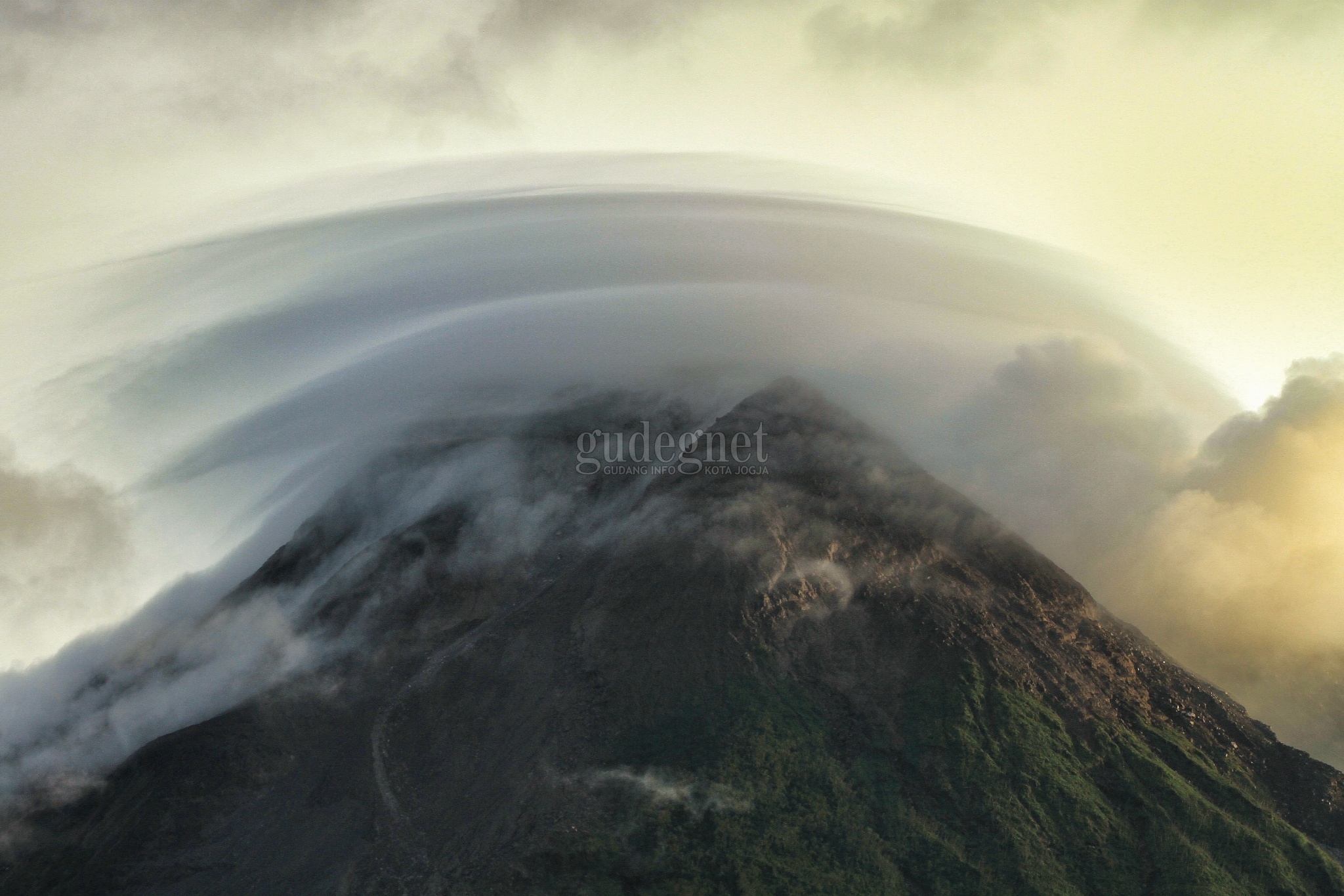 Gunung Merapi Alami 10 Kali Gempa Tektonik Pada Pekan Ini