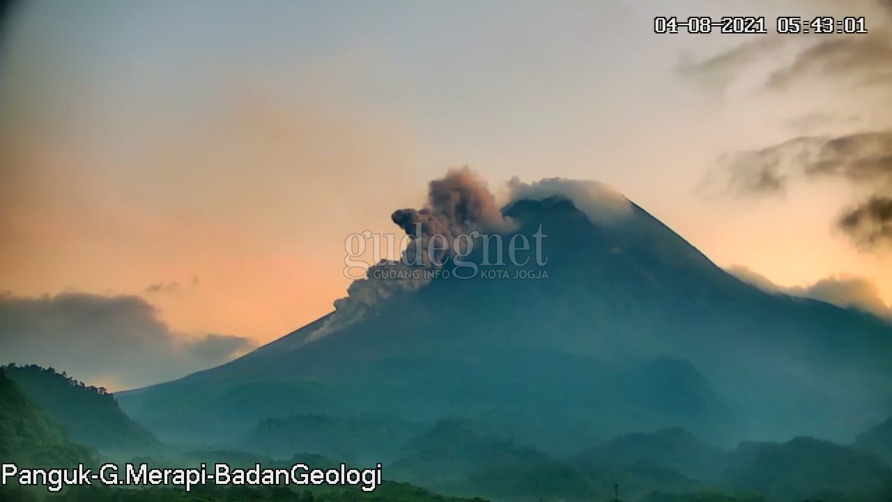 Merapi Muntahkan Awan Panas Sejauh 1.400 Meter