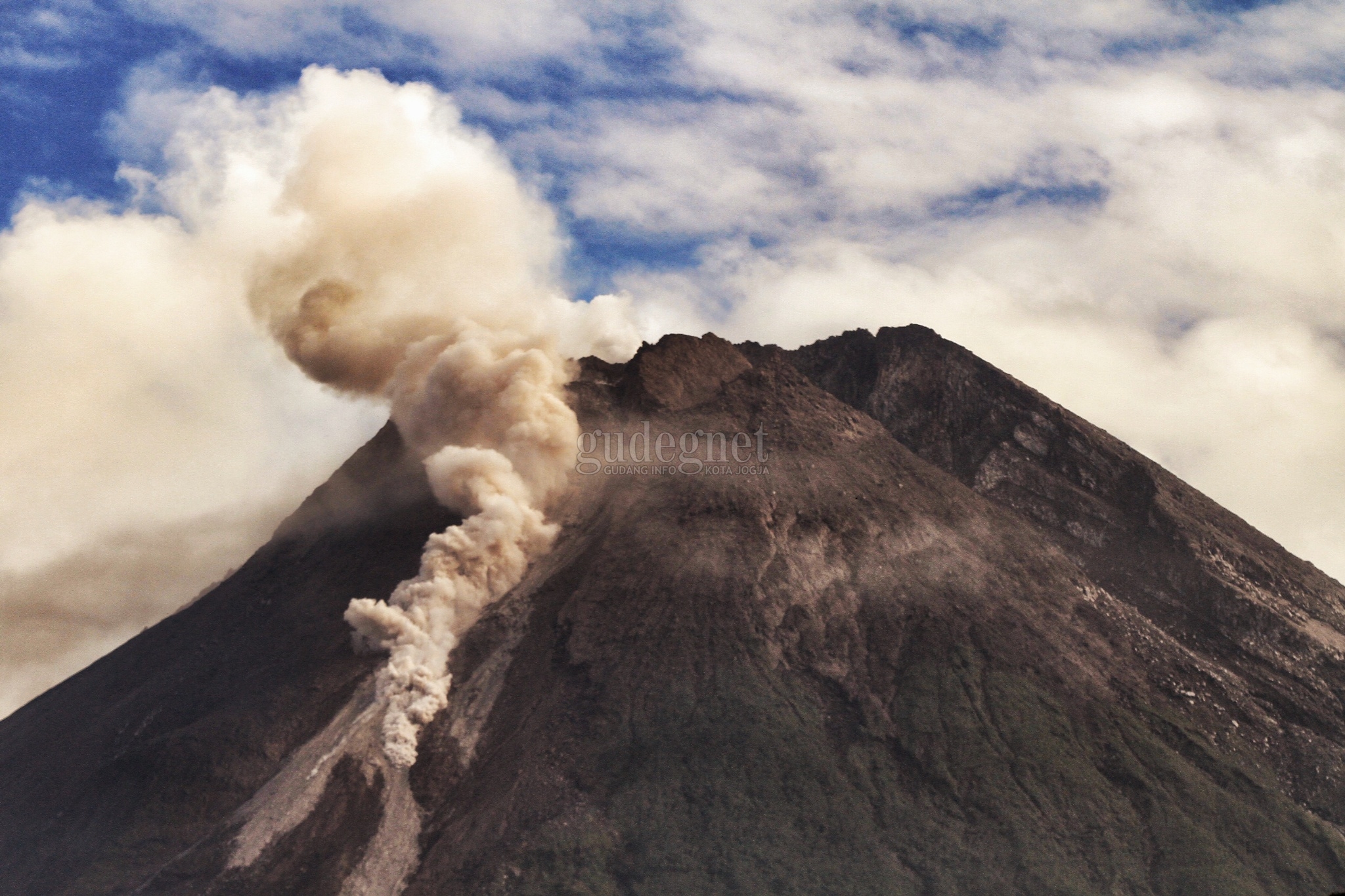 Awan Panas Siang Ini Akibatkan Hujan Abu di Sleman