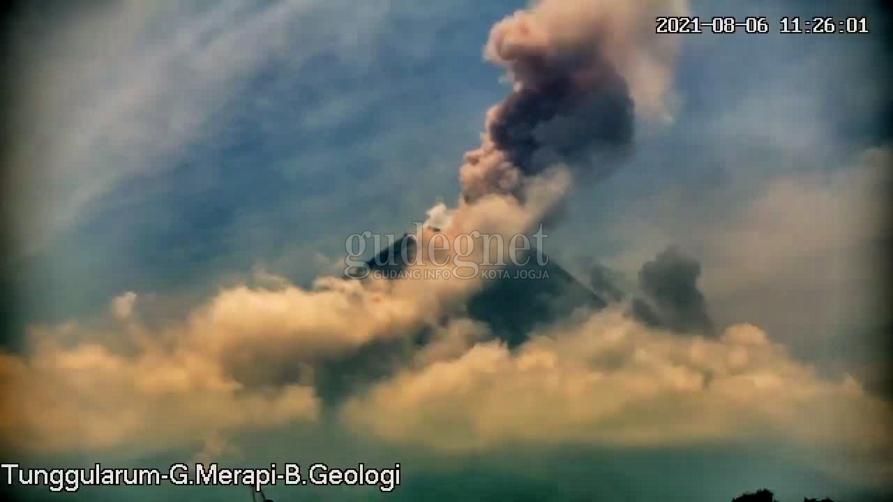 Merapi Muntahkan 3 Kali Awan Panas dalam Waktu Berdekatan