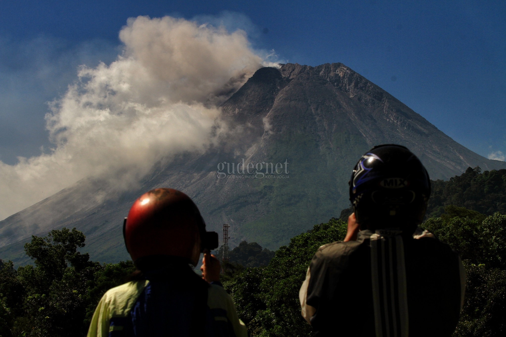 Merapi Muntahkan Awan Panas Sejauh 3.000 Meter