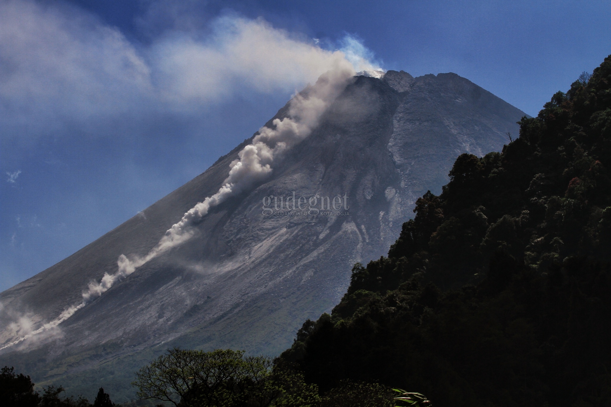 Siang Hingga Sore Hari, Merapi Muntahkan Tiga Kali Awan Panas