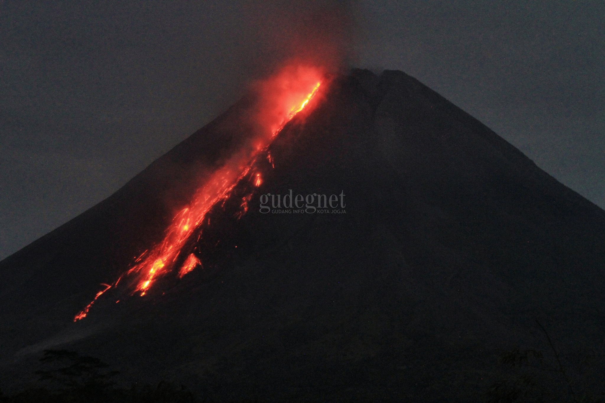 Merapi Luncurkan Dua Kali Awan Panas, Cuaca Berkabut