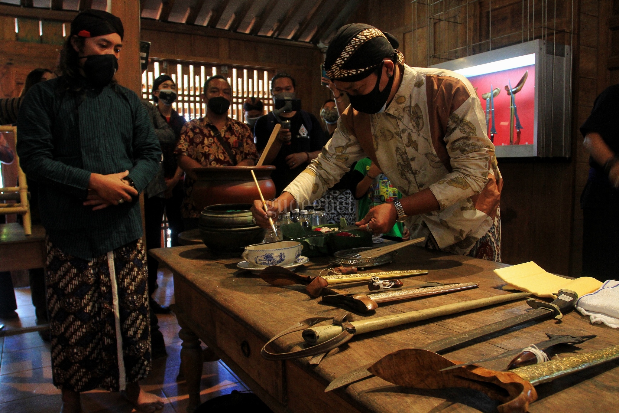 Melihat Ritual Hamasuh Tosan Aji, Prosesi Jamasan Keris Komunitas Lar Gangsir