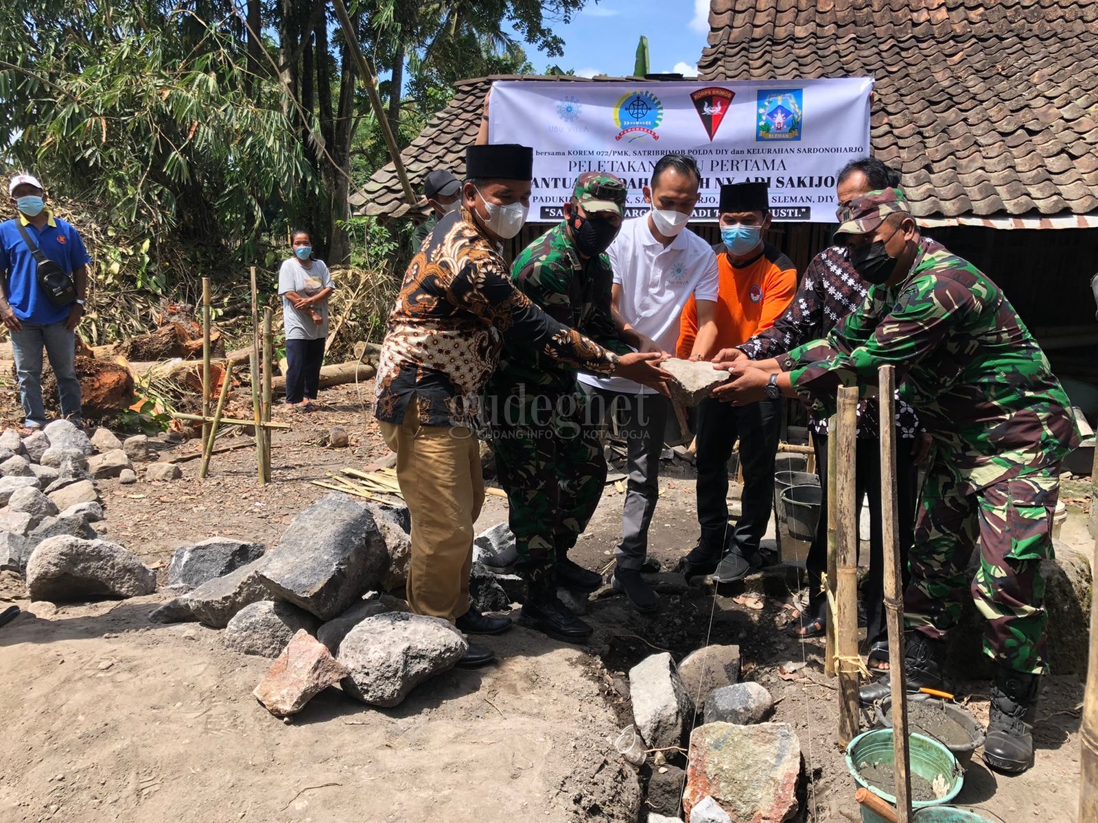 Kolaborasi Ubu Villa, TNI, dan Warga Bangun Rumah Baru Layak Huni untuk Adi Sakijo