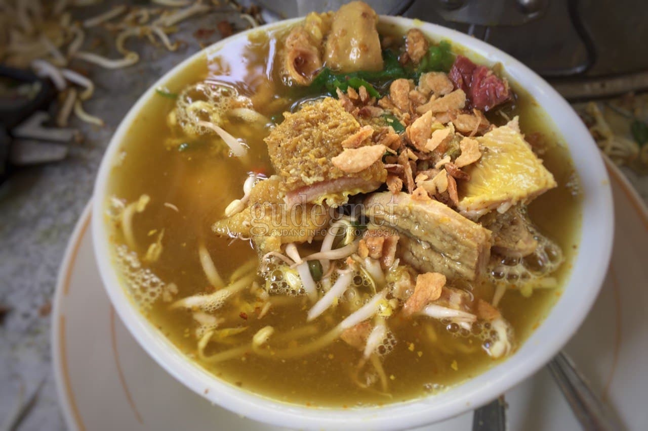 Lontong Kikil Pak Yanto, Gurih dengan Aneka Jeroan yang Menggoda