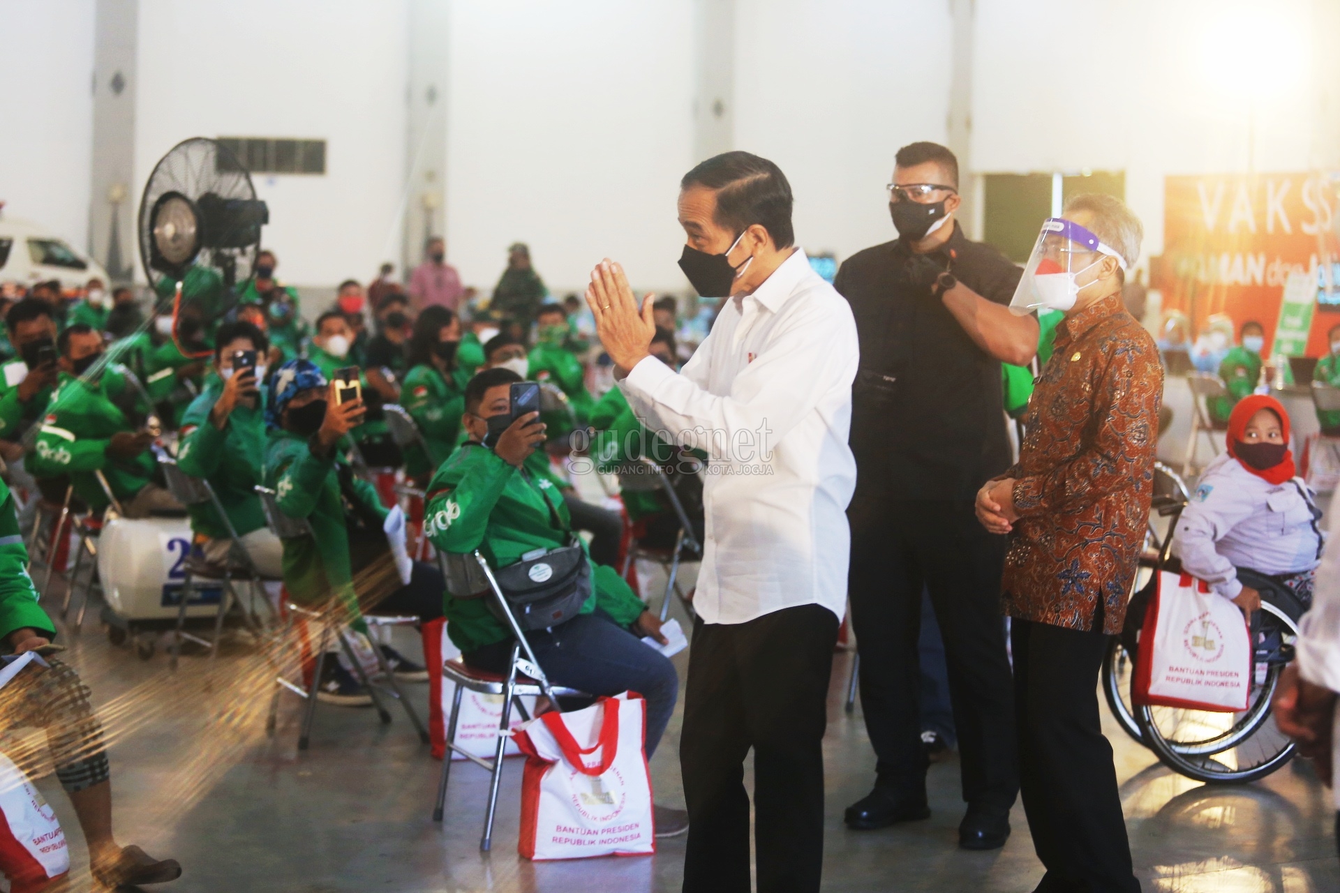 Jokowi Tinjau Vaksinasi Ramah Penyandang Disabilitas di JEC