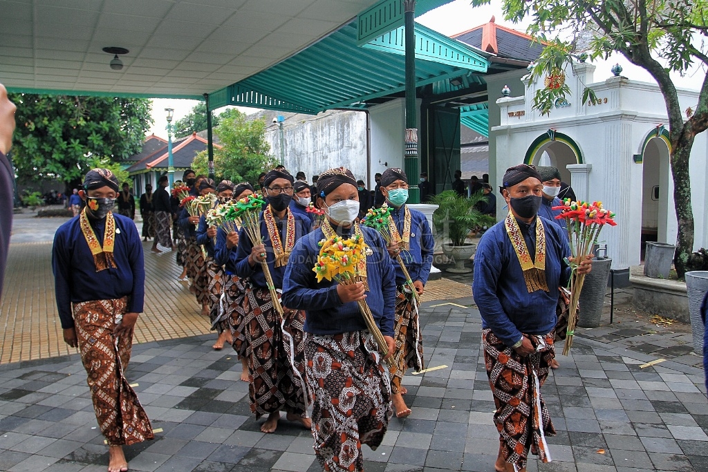 Tanpa Gunungan Garebeg Mulud, Keraton Bagikan 3.000 Ubo Rampe Rengginang 