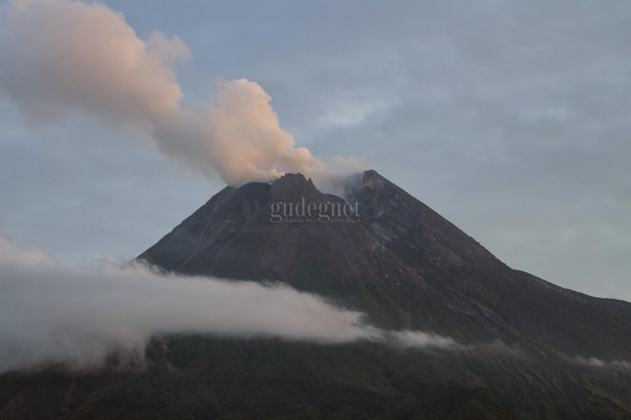 Pekan InI Merapi Keluarkan Dua Kali Awan Panas, Jarak Luncur 2.500 Meter