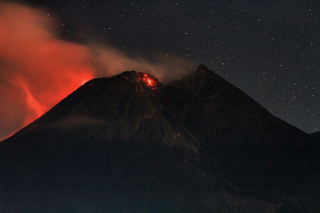 Merapi Muntahkan Tiga Kali Awan Panas