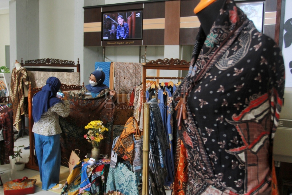 Pameran Batik dan Tenun Digelar di Lobi TVRI