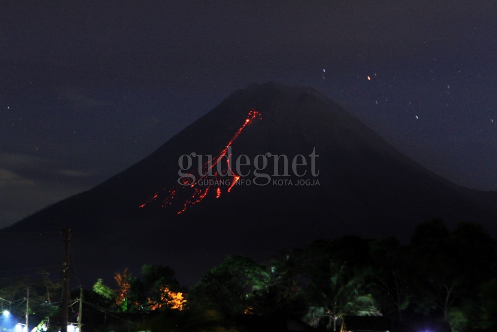 Merapi Luncurkan Awan Panas Sejauh 2 Km ke Arah Sungai Bebeng