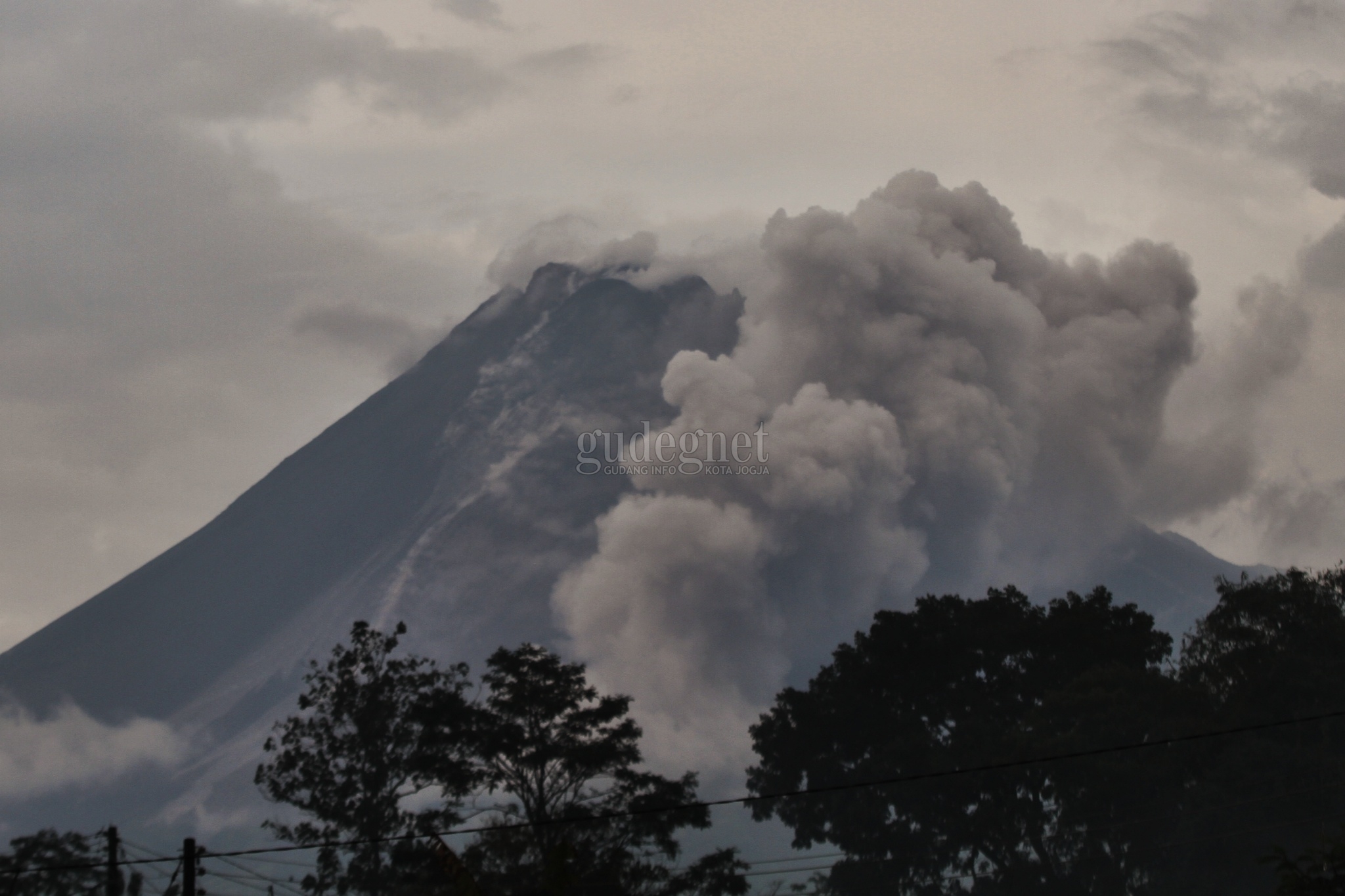 Merapi Muntahkan 3 Kali Awan Panas dalam Waktu Berdekatan