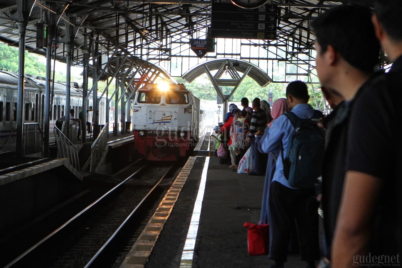 Mulai 9 Maret, Pelanggan KA Jarak Jauh yang Sudah Vaksin Lengkap Tidak Perlu Tunjukkan Hasil Antigen/ PCR