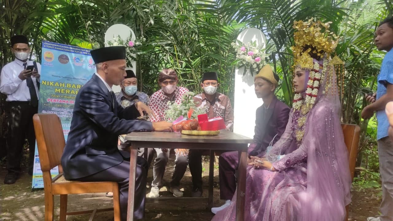 Tujuh Pasang Pengantin Ikuti Nikah Massal di Kebun Salak