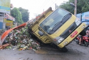 Gara-Gara Jalan Ambles, 6 Ton Sampah Kocar-Kacir