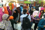 Gamis dan Mukena Laris Manis 