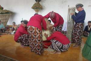 Tumplak Wajik Awali Pembuatan Gunungan Grebeg Maulud