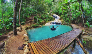 Eksotisnya Kolam Biru di Taman Sungai Mudal