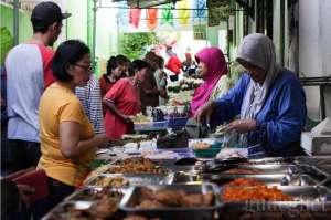 Menyusuri Pasar Sore Ramadan Kauman