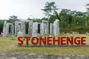 Berfoto di Stonehenge Ala Cangkringan