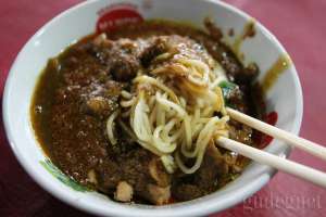 Unik, Ada Kuah Rendang di Mie Ayam Tresno