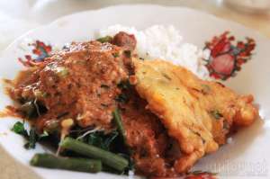 Sarapan Nasi Pecel Rawon Ponorogo di Jalan Solo