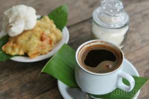 Menikmati Kopi Lokal dan Kuliner Tradisional di Kebun & Omah Kopi Suroloyo