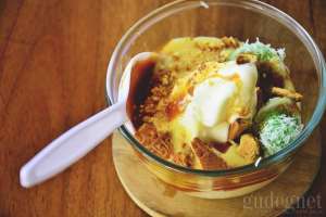 Froyo Topping Lokal di Yata Frozen Yogurt