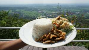 Menikmati Hidangan dan Pemandangan di The Manglung View & Resto