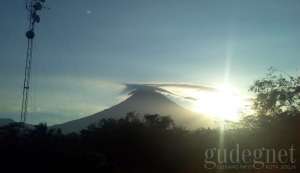 Perkembangan Merapi: Kubah Lava Membesar, Awan Lentikular Teramati