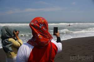 Wisatawan Pantai Samas Membludak di Libur Tahun Baru Islam 1440 H