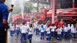 Main Air Sambil Belajar Bersama Damkar Kota Yogya