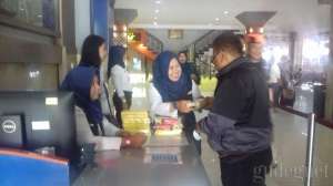 Sambut HUT ke-73, KAI bagi 3000 snack