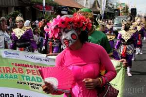 Kostum Unik Ramaikan Pawai Grebeg Pasar Yogyakarta