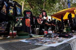 Pedagang Asesoris dan Baju Raup Keuntungan di Konser JogjaROCKarta