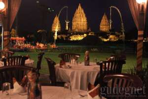 Makan Malam Romantis dengan Latar Belakang Candi Prambanan di Rama Shinta Garden Resto