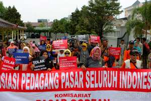 Pedagang Pasar Tradisional Sleman Datangi Kantor Gubernur DIY Tolak Perda Swalayan 