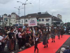 Fashion Show 1000 Sarong Diharap Masyarakatkan Penggunaan Sarung