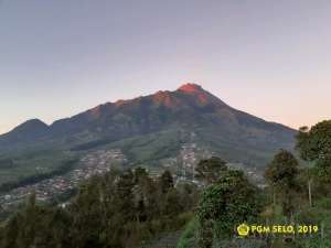 Hari Minggu Merapi Empat Kali Gugurkan Lava