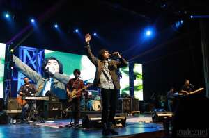 Puluhan Lagu Dibawakan Sheila On 7 pada Konser Intimnya di TBY
