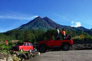 Minggu Pagi Merapi Keluarkan Awan Panas Guguran