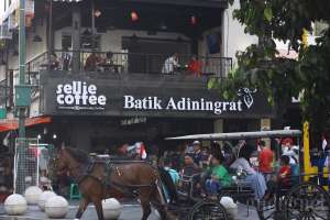 Sellie Coffee Malioboro, Memilih-milih Batik Sembari Ngopi