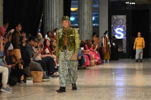 Gaya Bupati Sleman Jadi Model Fashion Show