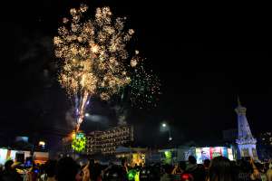 Malam Tahun Baru 2020, Langit Tugu Penuh Warna 